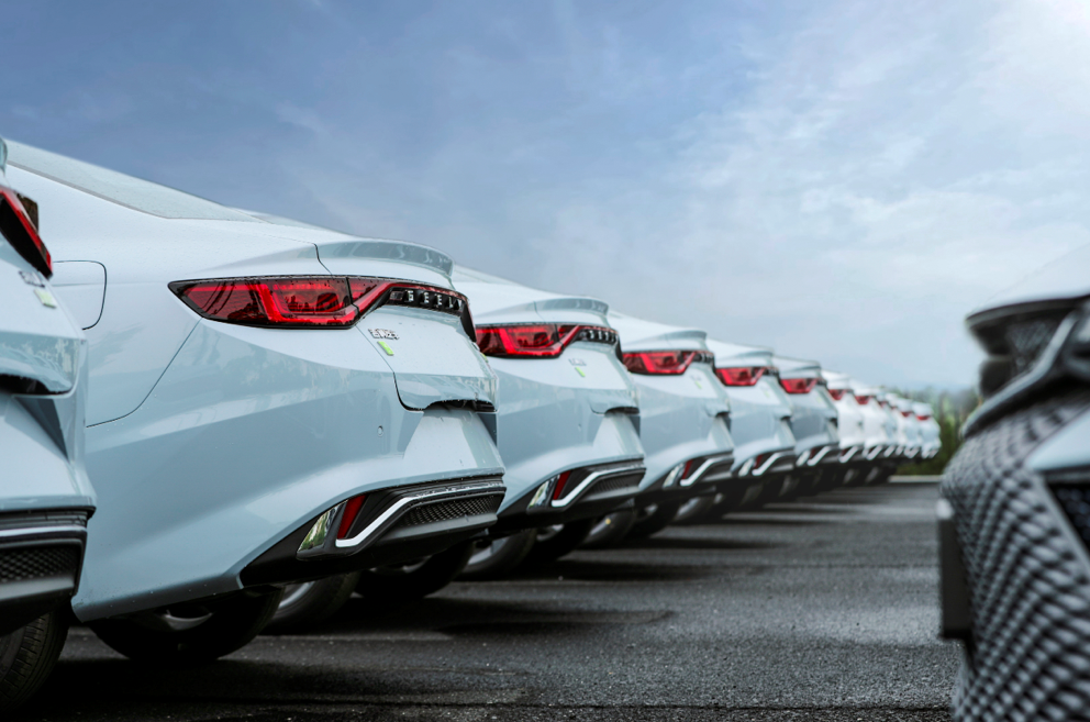 产品力不输比亚迪,吉利帝豪L雷神Hi·X首月交付1万台