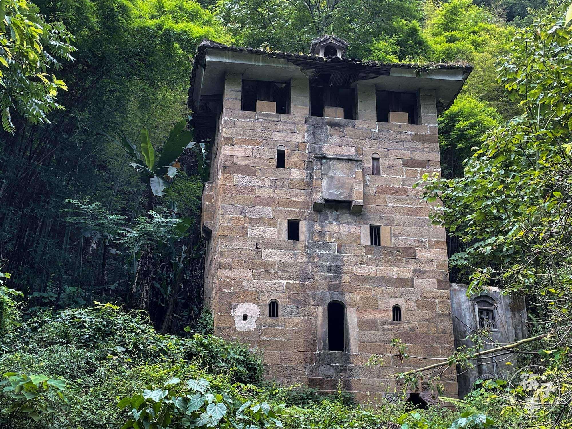 An abandoned watchtower in the forest,可以进入