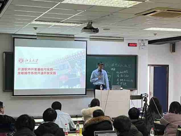 Here we go! Dragon lizard community enters PKU classroom